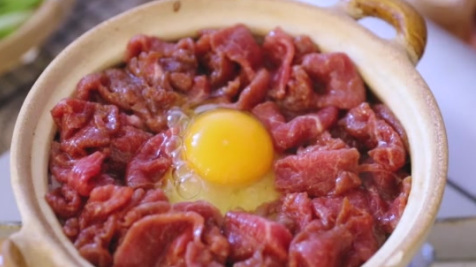 【窝蛋牛肉煲仔饭】一人份煲仔饭,一锅有饭有肉又有菜,还有锅巴底,吃起来超满足～那么问题来了